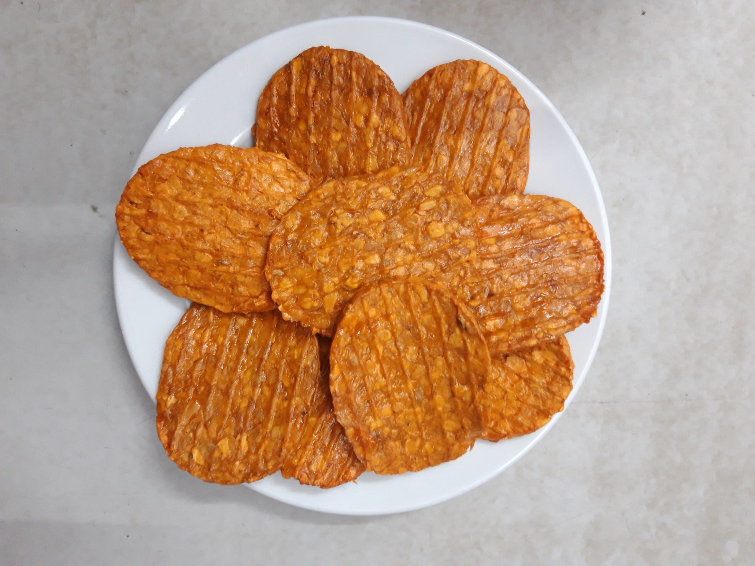 Mèo ăn vặt quá nhiều sẽ ảnh hưởng tới sức khỏe của chúng